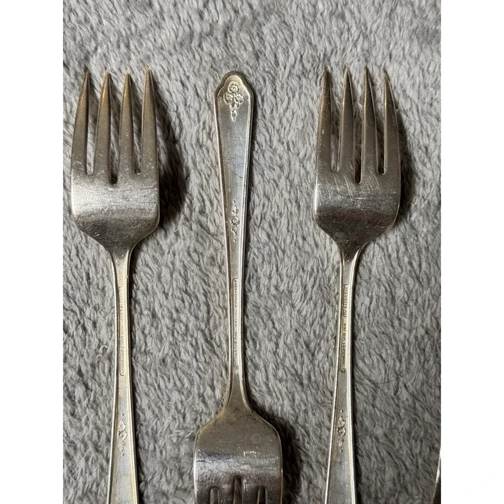 Oneida /Tudor Plate /Community /Sweet Briar (Silverplate, 1948) 4 Salad Forks